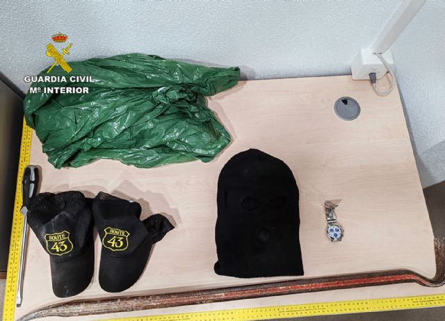 La Guardia Civil detiene a un experimentado delincuente, sorprendido mientras robaba en un domicilio de Albudeite